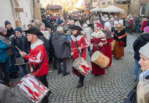 Der Fanfarenzug Sternenfels und die Frauentrommelgruppe Tamburi Carini liefen durch die Festgassen.