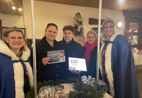 Hoheiten beehren PZ-Stand: Heidelbeerkönigin Sina I. (rechts) und ihrer Nachfolgerin, Heidelbeerprinzessin Jody I. (links), umrahmen Bürgermeisterin Sabine Zenker (Zweite von links), Magnus Schlecht und Nicole Biesinger von der PZ.