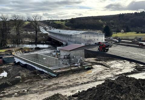 Mit einer Einhausung wollen die Planer der Autobahn-Gesellschaft Südwest trotz des Wetters Tempo beim Umbau machen.