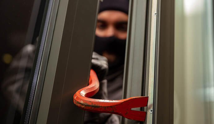 Ein bisher Unbekannter ist in Zaisersweiher in ein Haus eingebrochen und hat unter anderem Bargeld gestohlen. Ein bisher Unbekannter ist in Zaisersweiher in ein Haus eingebrochen und hat unter anderem Bargeld gestohlen.