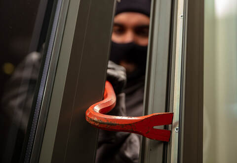 Ein bisher Unbekannter ist in Zaisersweiher in ein Haus eingebrochen und hat unter anderem Bargeld gestohlen.