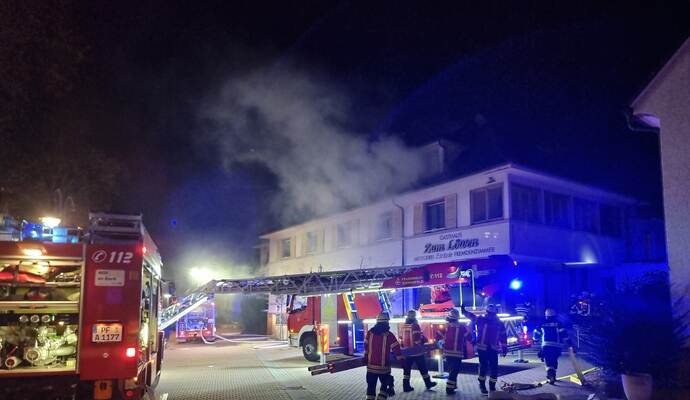 Über 50 Feuerwehrleute waren nach Ellmendingen zum ehemaligen Hotel-Restaurant "Löwen" geeilt, um einen eskalierten Fettbrand in der Küche zu löschen und fünf Übernachtungsgäste aus dem totel verrauchten Gebäude zu retten. Zum Glück war es nur eine unangekündigte Alarmübung. Über 50 Feuerwehrleute waren nach Ellmendingen zum ehemaligen Hotel-Restaurant "Löwen" geeilt, um einen eskalierten Fettbrand in der Küche zu löschen und fünf Übernachtungsgäste aus dem totel verrauchten Gebäude zu retten. Zum Glück war es nur eine unangekündigte Alarmübung.
