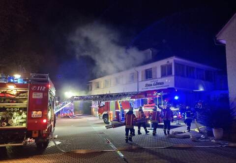Über 50 Feuerwehrleute waren nach Ellmendingen zum ehemaligen Hotel-Restaurant "Löwen" geeilt, um einen eskalierten Fettbrand in der Küche zu löschen und fünf Übernachtungsgäste aus dem totel verrauchten Gebäude zu retten. Zum Glück war es nur eine unangekündigte Alarmübung.
