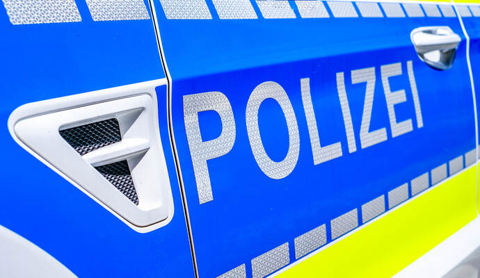 Die Polizei hat zwei Männer festgenommen, die in Straubenhardt Dinge aus Autos gestohlen haben sollen. Die Polizei hat zwei Männer festgenommen, die in Straubenhardt Dinge aus Autos gestohlen haben sollen.