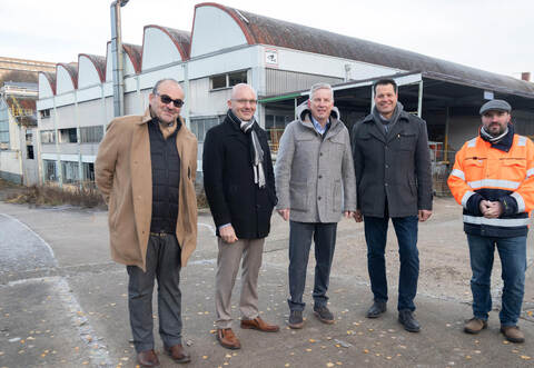 Freuen sich, dass es mit dem Schenk-Areal jetzt endlich vorangeht: Vorbesitzer Thomas Pfirrmann (von links), die neuen Besitzer Robert Oettinger und Rolf Harsch, Maulbronns Bürgermeister Aaron Treut und Bauamtsleiter Timo Steinhilper.