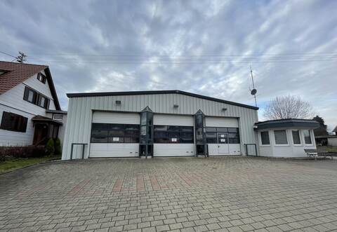 Aus den 90er Jahren: Das Feuerwehrhaus der Freiwilligen Feuerwehr in Ölbronn glänzt durch einen taktisch guten Standort.