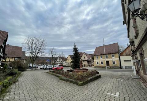 Der Rathausvorplatz in Ölbronn soll umgestaltet werden. Pläne hiefür wurden in der jüngsten Gemeinderatssitzung vorgestellt. Gewünscht sind mehr Parkplätze, ein behindertengerechter Zugang zum Rathaus sowie mehr Begrünung.