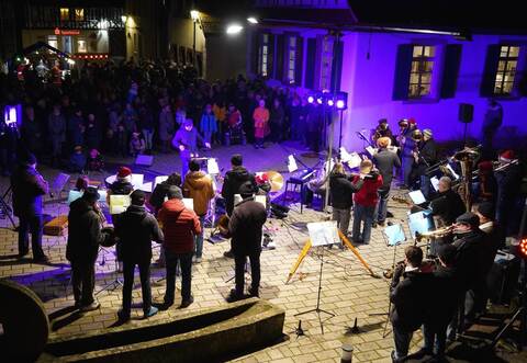 Für seinen Auftritt auf dem Marktplatz erhält das große Blasorchester des Steiner Musikvereins viel Applaus.