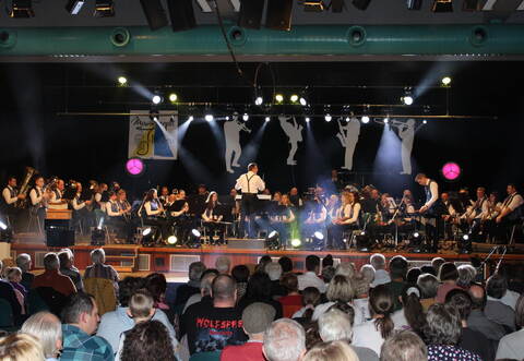 Der Musikverein Illingen präsentiert das Orchesterstück „Erinnerung an Zirkus Renz“ mit Alexander Dietz am Xylophon und Dirigent Christian Werner.