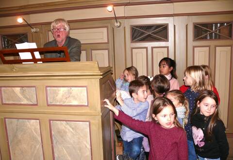 Der Orgelsachverständige Martin Kares spielt zur Einweihung der sanierten Orgel in Nußbaum Weihnachtslieder für die Kinder.