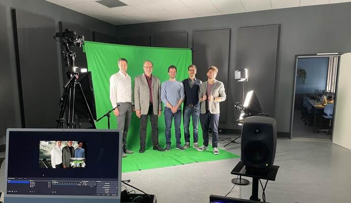 Sind begeistert von den vielen neuen Möglichkeiten, die das Multimedia-Studio des Hebel-Gymnasiums bietet: stellvertetender Schulleiter Stefan Bäuerlein mit Schulleiter Bernhart Steger, Musiklehrer Nicholas Eichhorn, dem Leiter des Arbeitskreises „Hebel digital“, Benjamin Häfner sowie Kunstlehrer Stefan Rietbrock (von links) im Aufnahmeraum.