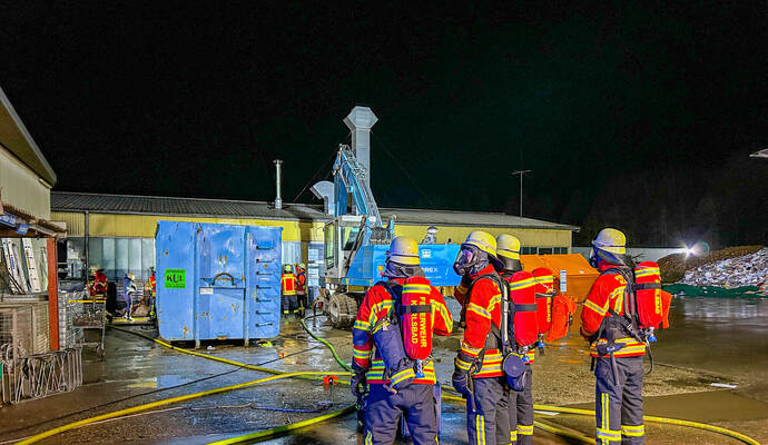 Ein brennender Container ruft die Feuerwehr auf den Plan. Nächtliches Feuer in Entsorgungsunternehmen in Karlsbad-Ittersbach: Explosionen und hohe Flammen schlagen in den Nachthimmel - z