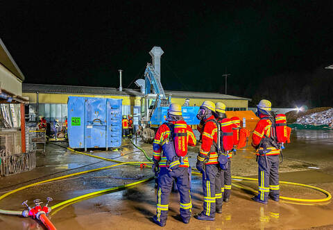 Nächtliches Feuer in Entsorgungsunternehmen in Karlsbad-Ittersbach: Explosionen und hohe Flammen schlagen in den Nachthimmel - z
