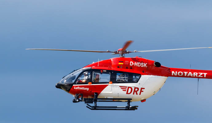 Ein Rettungshubschrauber ist am Freitagnachmittag zu einem Unfall zwischen Maulbronn und Zaisersweiher gerufen worden. DRF Luftrettung Airbus Helicopters H145 helicopter