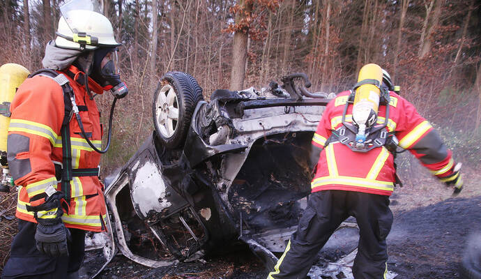 Feuerwehrkräfte löschen das brennende Fahrzeug an der B35 bei Maulbronn. Feuerwehrkräfte löschen das brennende Fahrzeug an der B35 bei Maulbronn.