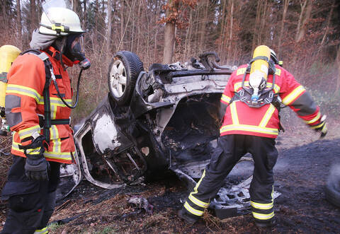 Feuerwehrkräfte löschen das brennende Fahrzeug an der B35 bei Maulbronn.