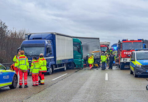 Schwerer Lkw-Unfall auf A8 bei Pforzheim: Drei Lastwagen prallen auf der Autobahn ineinander - mindestens eine Person wird einge