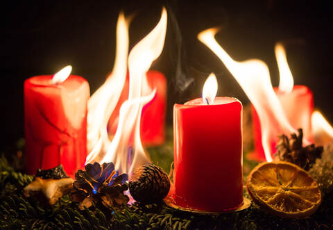 Ein in Flammen stehender Adventskranz führte zu einem Wohnungsbrand in Mühlhausen.
