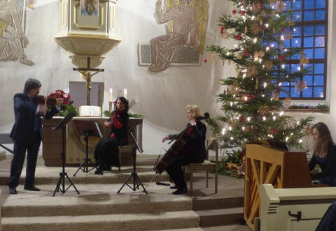 Das Ensemble spielt unter der Leitung von Marcel Baluta.