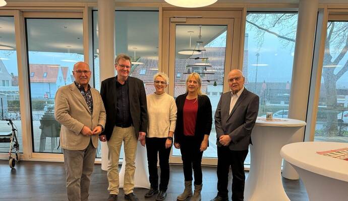 Caritasdirektor Frank Johannes Lemke, Mark Hammer, Vorstand Gabriele Weber, P flegedienstleiterin Andrea Kemmer und Pfarrer i.R. Joachim Grunwald (von lin ks) beim Abschied vom Leiter des Walter-Geiger-Hauses.