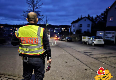 Polizeikräfte des Polizeipräsidiums Pforzheim kontrollieren im Bereich der Grundschule in Eisingen die Geschwindigkeit.