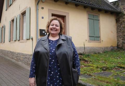 In dem Gebäude hinter ihr trifft man Susanne Kaiser-Asoronye oft, wenn sie in Stein ist. Es handelt sich um die ehemalige Kinderschule, die der Freundeskreis Geschichte nach liebevoller Restauration inzwischen als Vereinsheim nutzt.