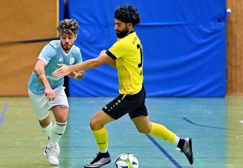 Die GU-Türkischer SV Pforzheim (in Gelb-Schwarz) bremste beim S&amp;G-Cup zuletzt zweimal den FC Ispringen (in Blau-Weiß) aus.