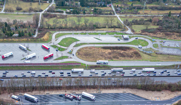 Blick von oben auf den ausgebauten Parkplatz „Kämpfelbach“ auf der Nordseite der A8 (im Bild vorne): Die Anlage ist voll in Betrieb. Aus mageren sechs Brummistellplätzen sind 27 geworden, in die man nur rückwärts gelangt.