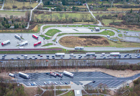 Blick von oben auf den ausgebauten Parkplatz „Kämpfelbach“ auf der Nordseite der A8 (im Bild vorne): Die Anlage ist voll in Betrieb. Aus mageren sechs Brummistellplätzen sind 27 geworden, in die man nur rückwärts gelangt.