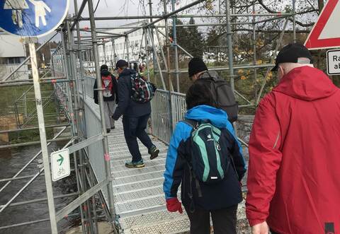 Die Mühlacker Ortsgruppe des Albvereins hat eine Gerüstbrücke über die Enz bei Pforzheim getestet.