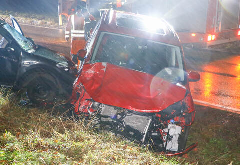 Durch den Frontalzusammenstoß auf der Kreisstraße sind auch zwei Kinder verletzt.