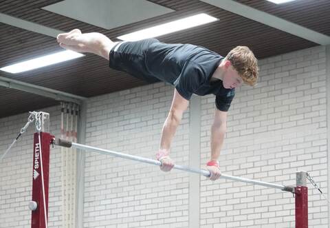 In schwindelerregender Höhe und mit atemberaubender Geschwindigkeit trainiert Nepomuk Probst am Reck.