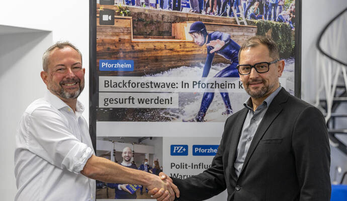 Marek Klimanski (links), seit Jahresbeginn Chefreporter der PZ, wünscht seinem Nachfolger Christian Klose viel Glück als neuer Chefredakteur. Handschlag Chefredakteur Klimanski Klose