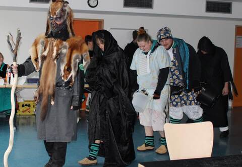 Einzug der Prüflinge: Eulenlochwächter Michael Hofmann (von links), Eulenlochhexe Katrin Hofmann, Christin Holzwarth, Steven Kohrmann und Hansele Andreas Rosner warten auf ihre Aufgaben.