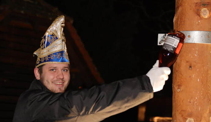 Schmellenprinz Lukas I. tauft den Tiefenbronner Narrenbaum rasch. Georg Kost