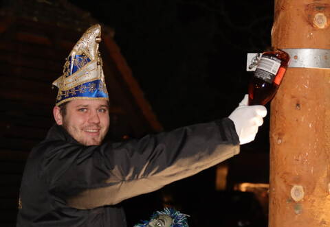 Schmellenprinz Lukas I. tauft den Tiefenbronner Narrenbaum rasch. Georg Kost