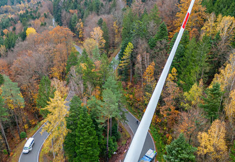 Vom Enztal nach Waldrennach im westlichen Enzkreis rollen derzeit weiter die Rotorblätter den Berg hinauf. In Heimsheim wolle n die Stadträte die Anlagen dagegen verhindern.