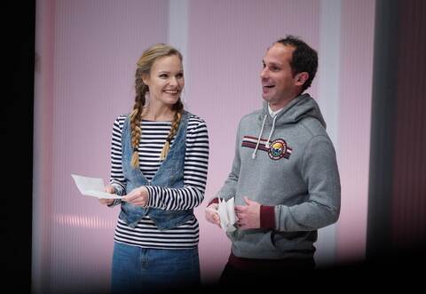 Saliya (Benedikt Zimmermann) und seine Schwester Seetha (Dorothee Weingarten) freuen sich über eine Zusage für einen Ausbildungsplatz.