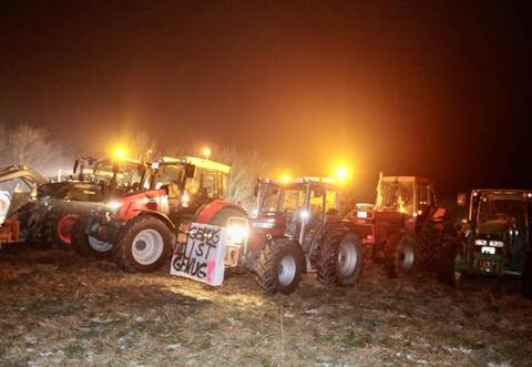 Unweit der Leonberger Straße in Friolzheim haben sich am Freitagabend Traktoren- und Lastwagen-Fahrer getroffen, um ein Mahnfeuer zu entzünden.
