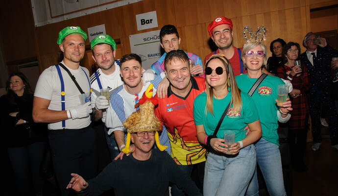 Die Darts-Fans feiern am Freitagabend ausgelassen. Darunter auch Kieselbronns Bürgermeister Heiko Faber. Foto: Sommer