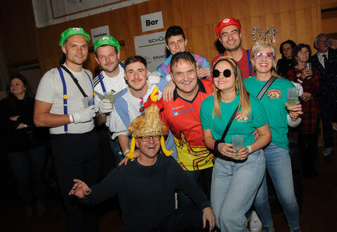 Die Darts-Fans feiern am Freitagabend ausgelassen. Darunter auch Kieselbronns Bürgermeister Heiko Faber. Foto: Sommer