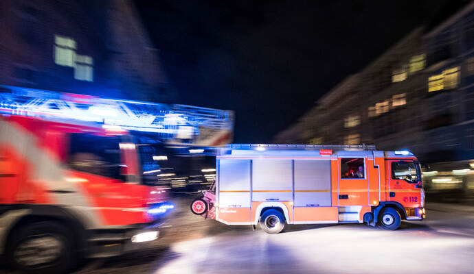 Die Feuerwehr rückt in Neuenbürg mit mehreren Fahrzeugen aus, auch eine Drehleiter ist zur Rettung von Personen im Einsatz. Berliner Feuerwehr - Ausrücken