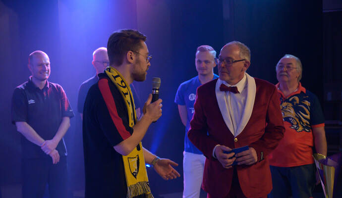 Sieger Max Lohfink (links) im Interview mit Organisator Ralph Augenstein vom 1. FC Kieselbronn. Sieger Max Lohfink (links) im Interview mit Organisator Ralph Augenstein vom 1. FC Kieselbronn.