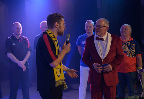 Sieger Max Lohfink (links) im Interview mit Organisator Ralph Augenstein vom 1. FC Kieselbronn.