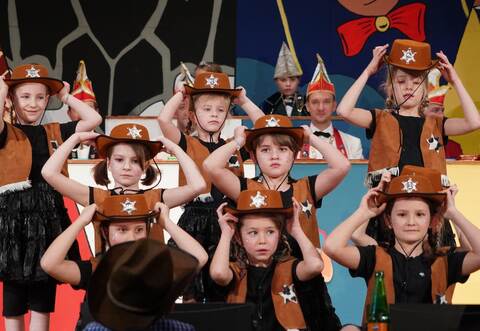 In die Welt der Cowboys und Indianer entführt die Mini-Garde, die von Yvonne Brezing und Noelle Kugel geleitet wird.