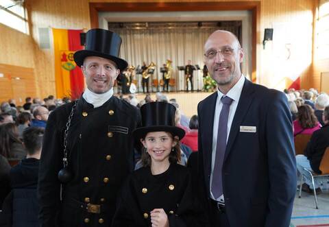 Glücksbringer kann es in diesen Zeiten gar nicht genug geben: Zusammen mit Schornsteinfeger Jörg Harlacher und Sissi empfängt der Ölbronn-Dürrner Bürgermeister Norman Tank erstmalig die Gäste beim Neujahrsempfang.