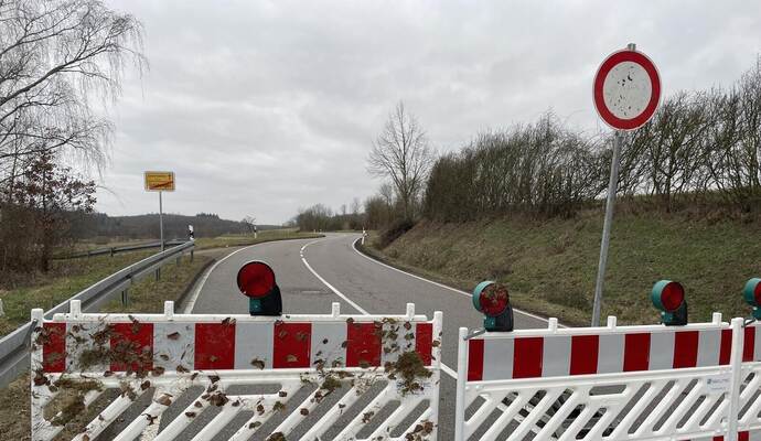 Kein Durchkommen mehr ist auf der Landesstraße zwischen Schützingen und Zaisersweiher.
