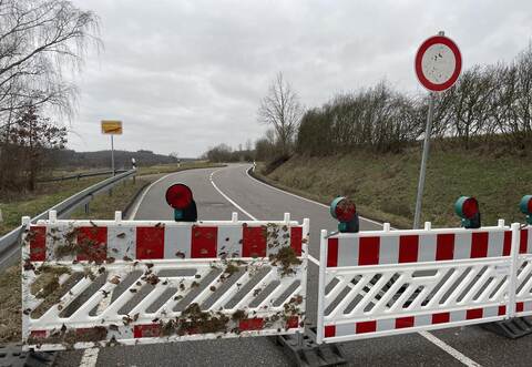 Kein Durchkommen mehr ist auf der Landesstraße zwischen Schützingen und Zaisersweiher.