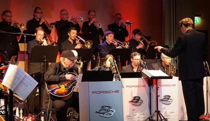 Ohrenperlen von Count Basie, aber auch groovige Ethno-Stücke wie „A Night in Tunisia“ gibt die Porsche Big Band in der Maulbronner Stadthalle zum Besten.