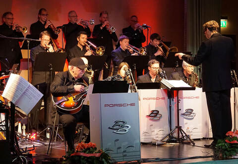 Ohrenperlen von Count Basie, aber auch groovige Ethno-Stücke wie „A Night in Tunisia“ gibt die Porsche Big Band in der Maulbronner Stadthalle zum Besten.